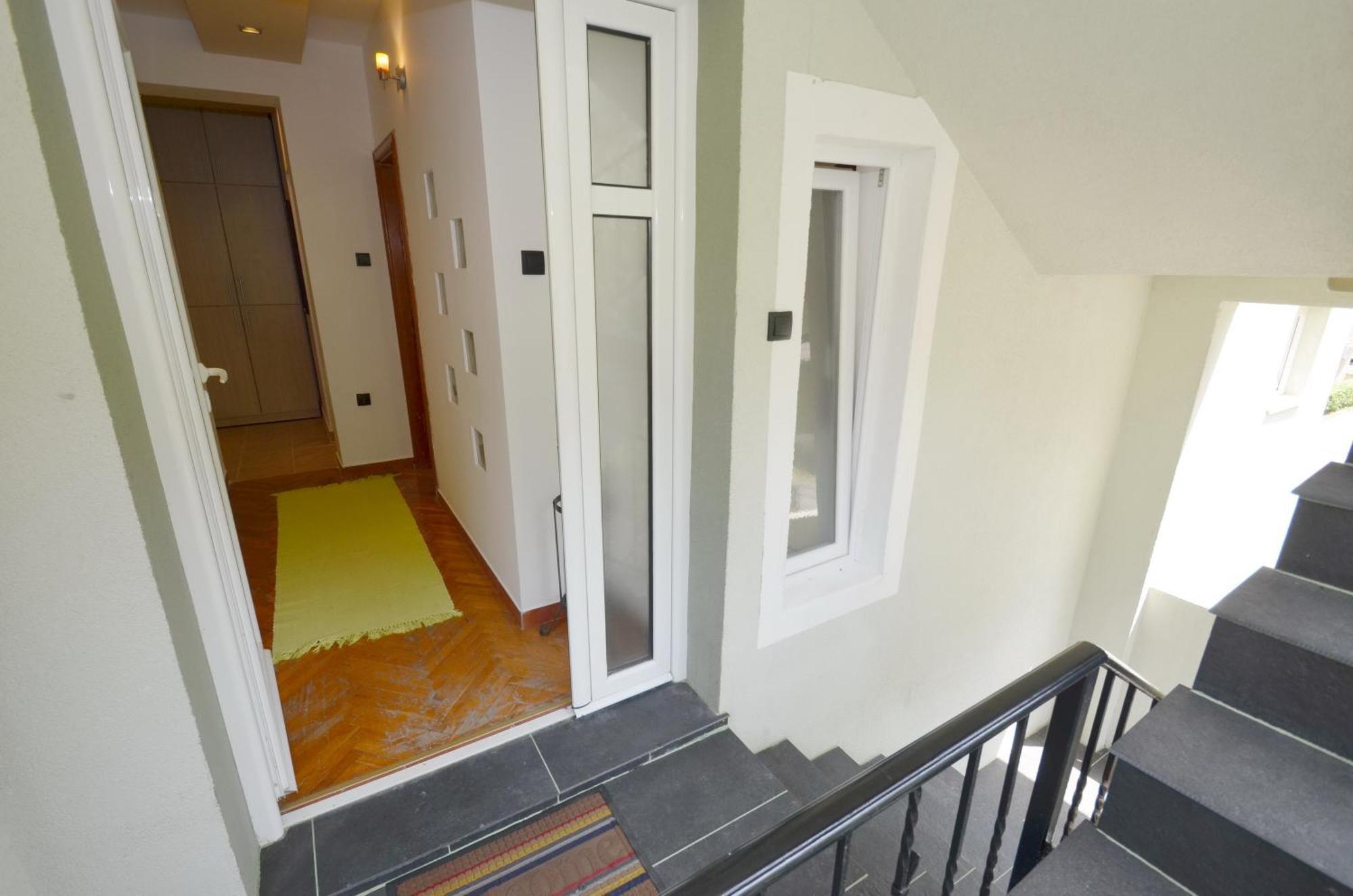 Bugi Apartment โกตอร์ ภายนอก รูปภาพ