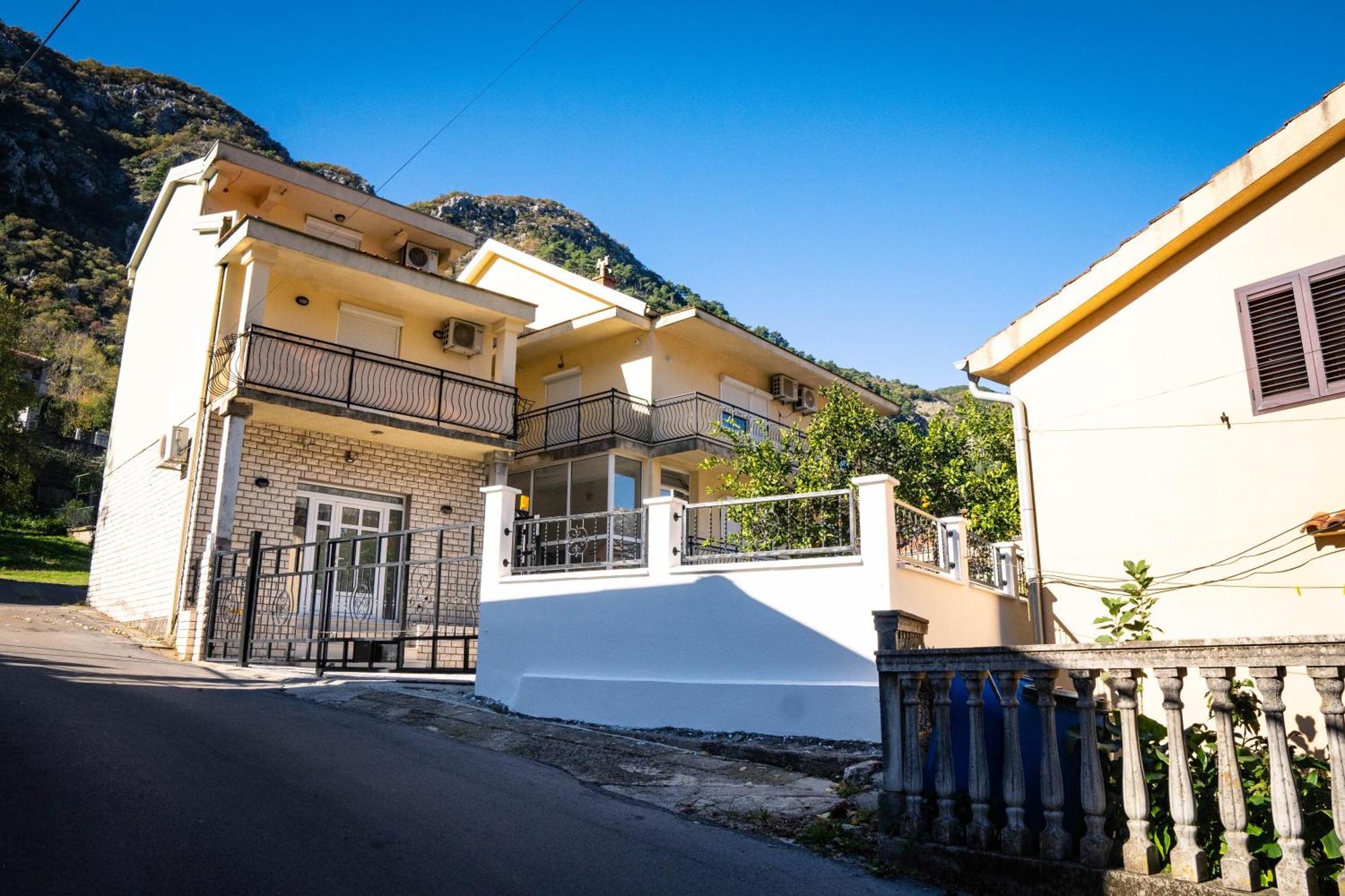 Bugi Apartment โกตอร์ ภายนอก รูปภาพ