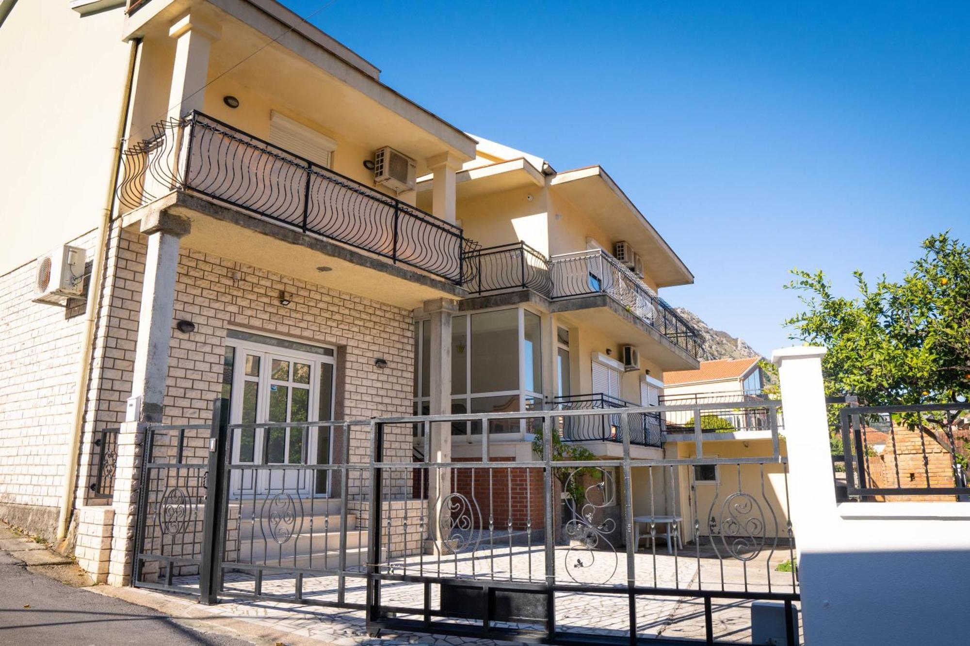 Bugi Apartment โกตอร์ ภายนอก รูปภาพ
