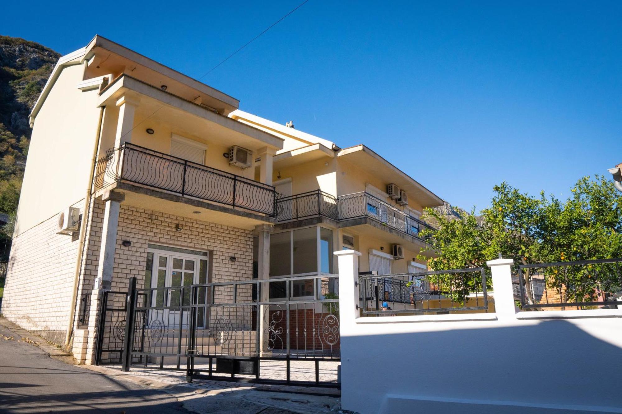 Bugi Apartment โกตอร์ ภายนอก รูปภาพ