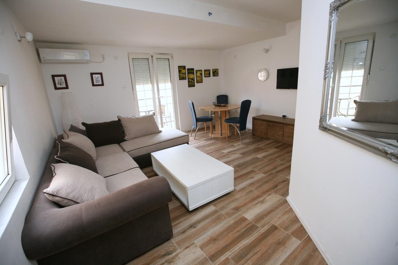 Bugi Apartment โกตอร์ ภายนอก รูปภาพ