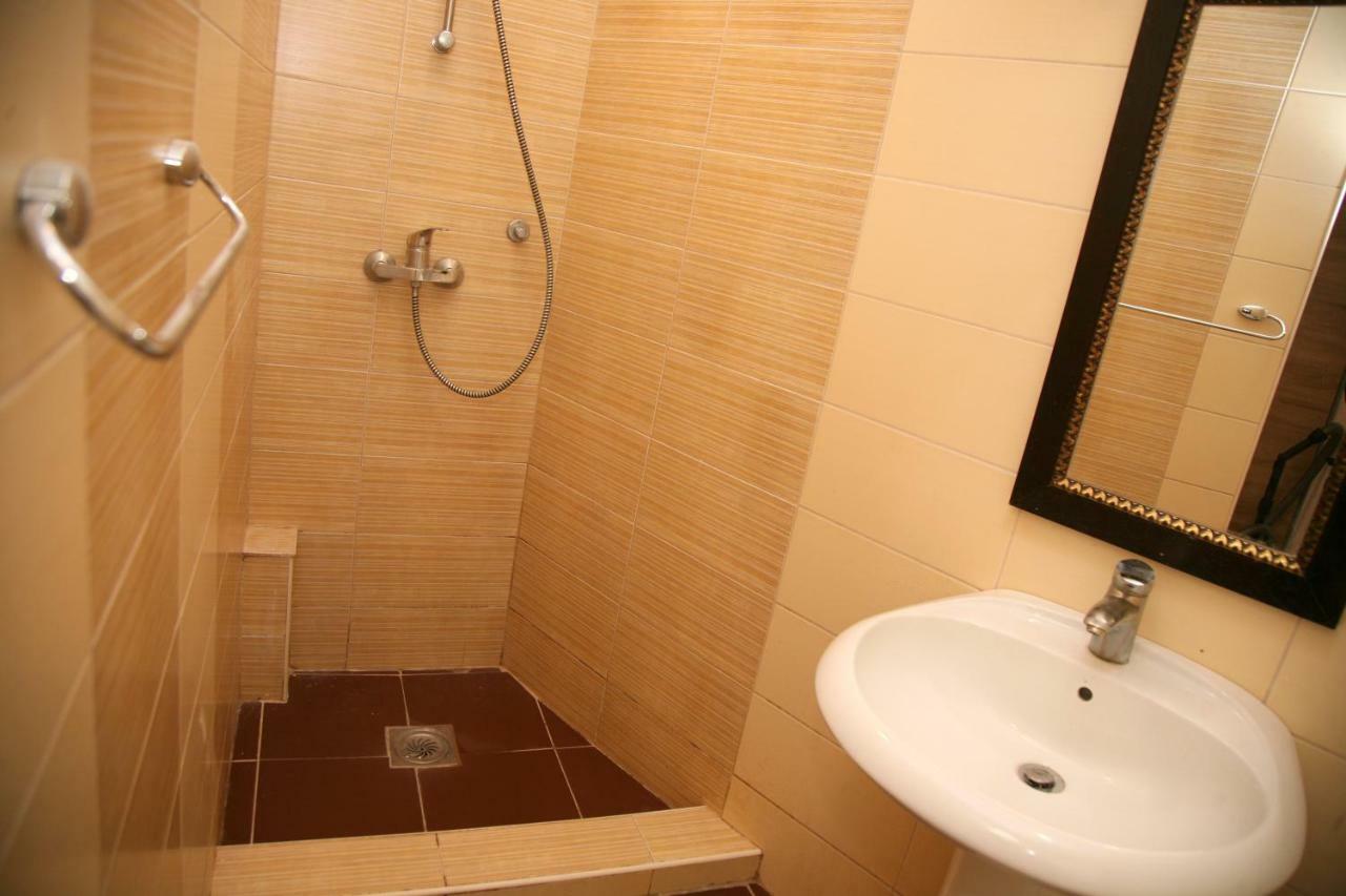 Bugi Apartment โกตอร์ ภายนอก รูปภาพ