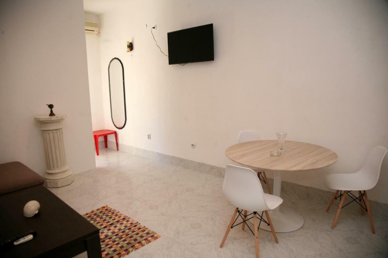 Bugi Apartment โกตอร์ ภายนอก รูปภาพ